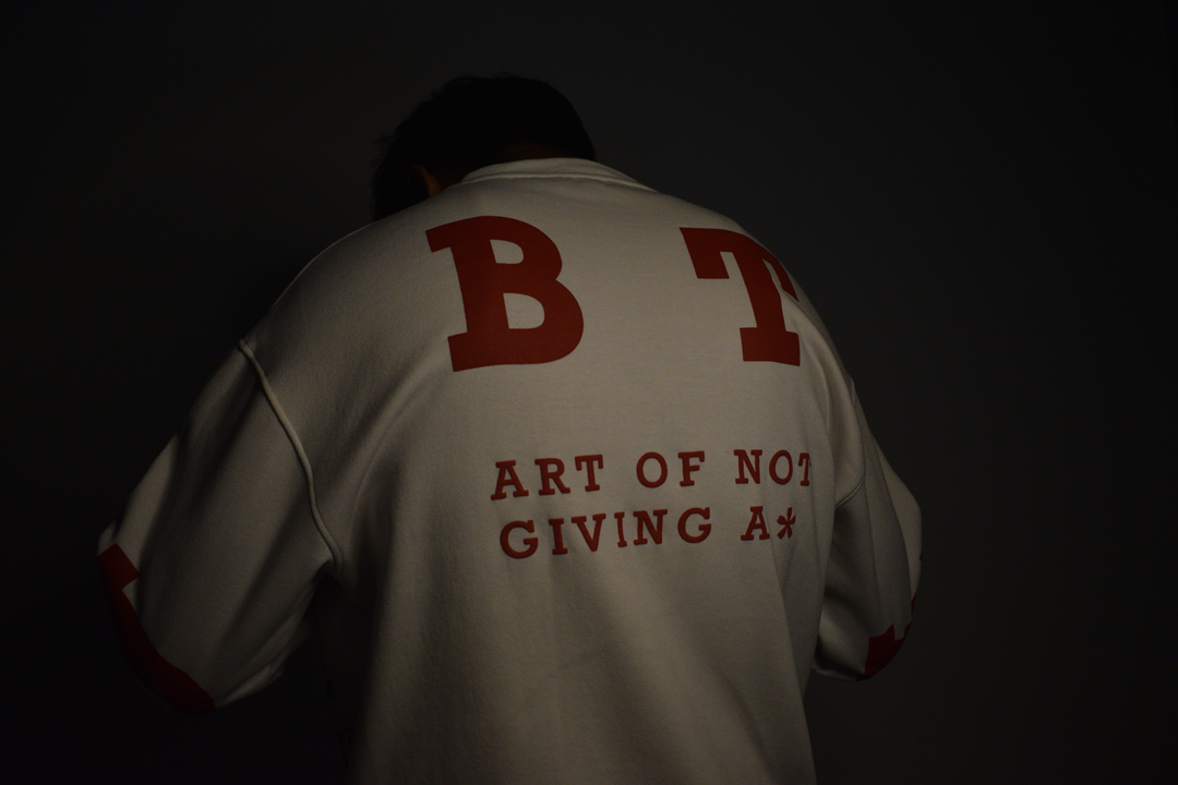 Graphic over size sweat shirt in white color.